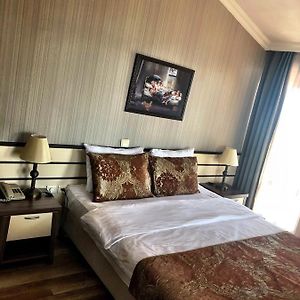 Zimmer mit Kingsize-Bett